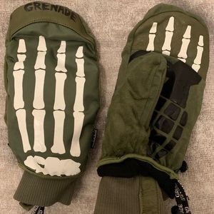 Grenade skull Ski/Snowboard Mittens.